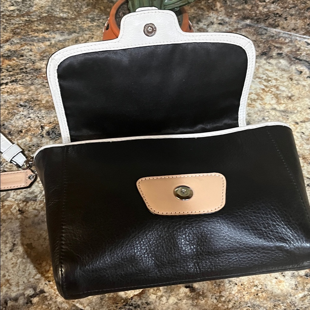 Coach EUC  Black Leather Wristlet with White Trim and Tan Accent - Picture 6 of 7